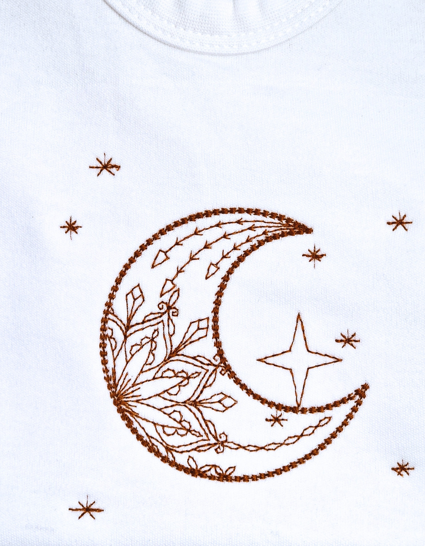 Maan🌙 en sterren🌟 borduursel op wit rompertje of t-shirt.
